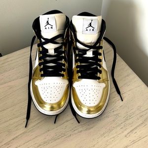 HOT!! GOLD METALLIC AIR JORDAN 1 MID!!
